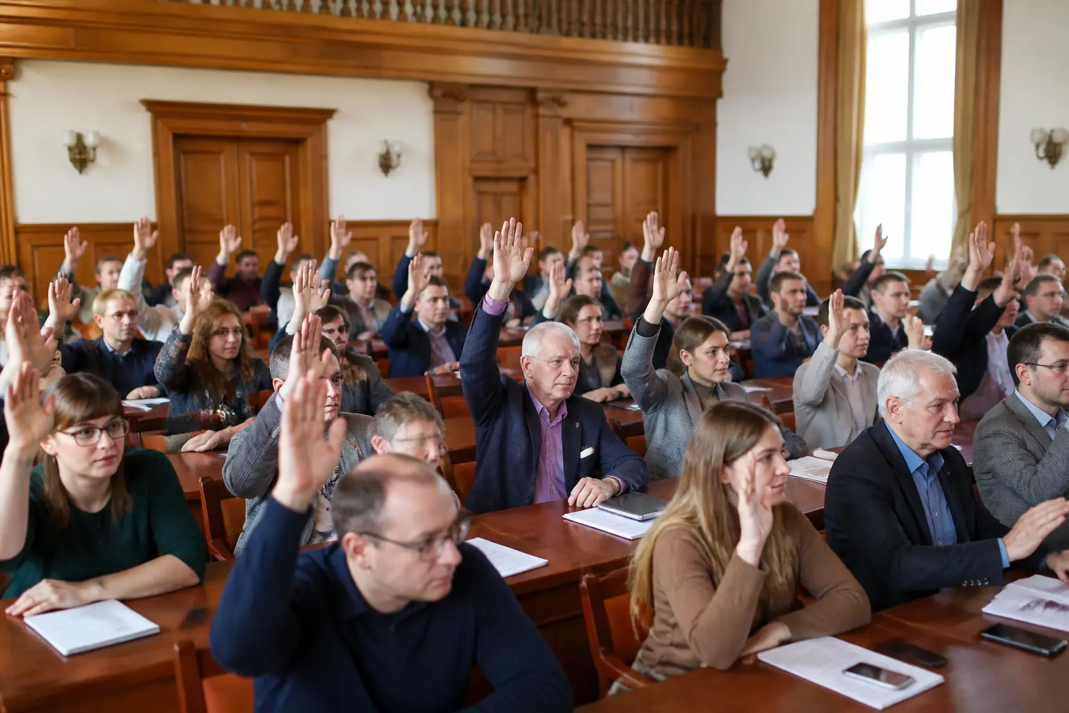 Члени академічної спільноти голосують на загальних зборах університету
