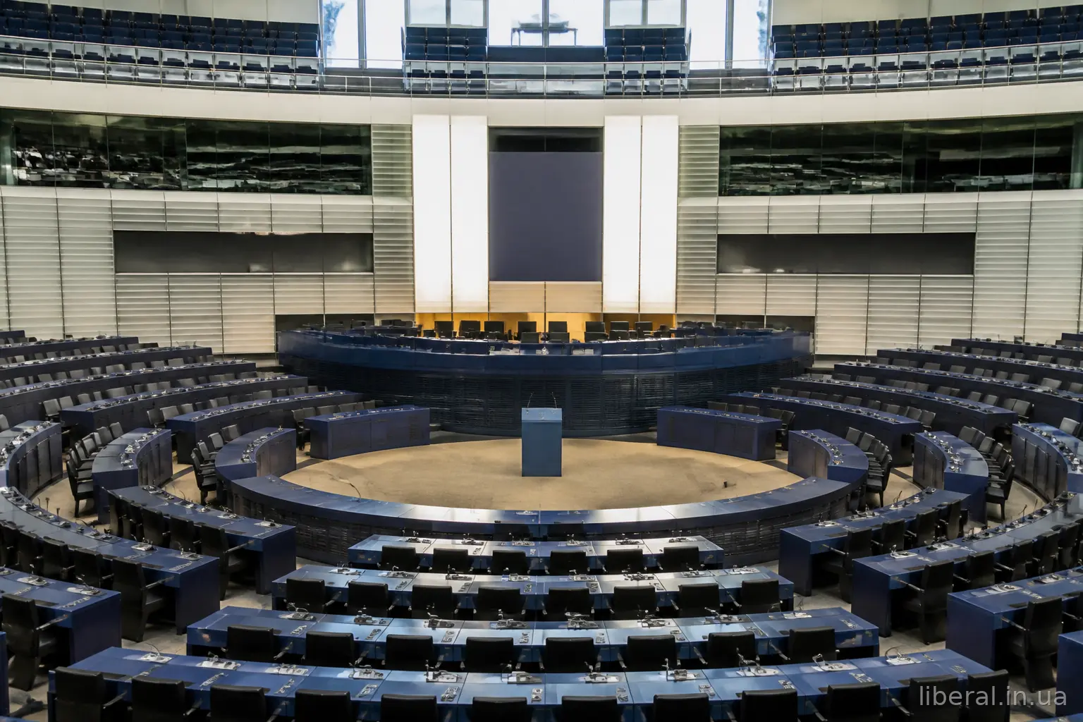 Порожня зала парламенту з центральним розташуванням місць