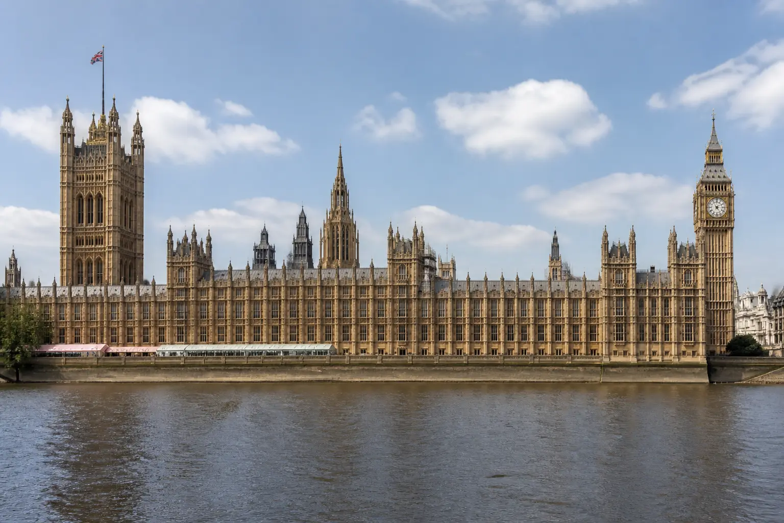 Будівля британського парламенту на березі Темзи