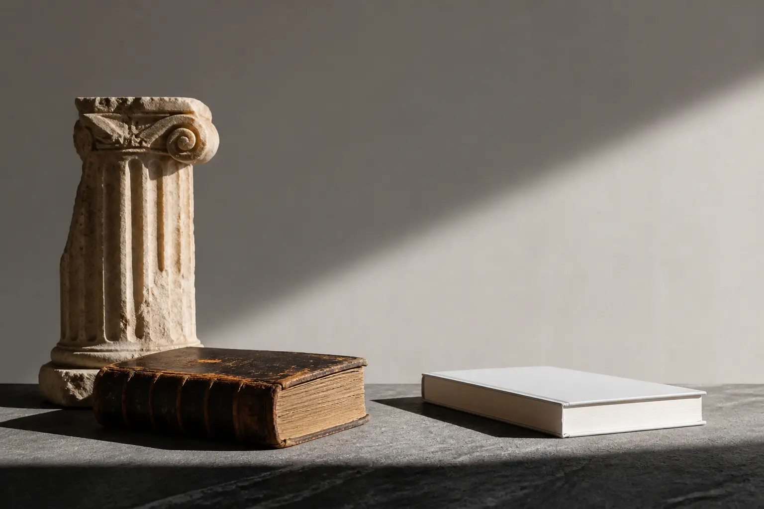 Антична колона та старі й сучасні книги, що символізують історію політичних термінів