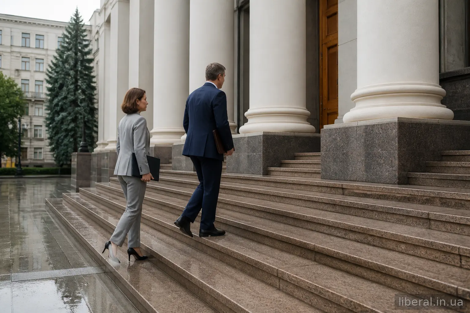 Здание парламента с людьми, поднимающимися по лестнице
