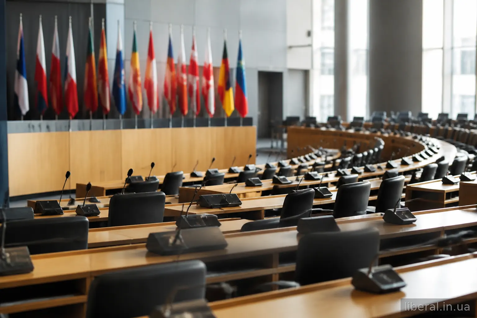 Порожня зала засідань парламенту з прапорами та мікрофонами