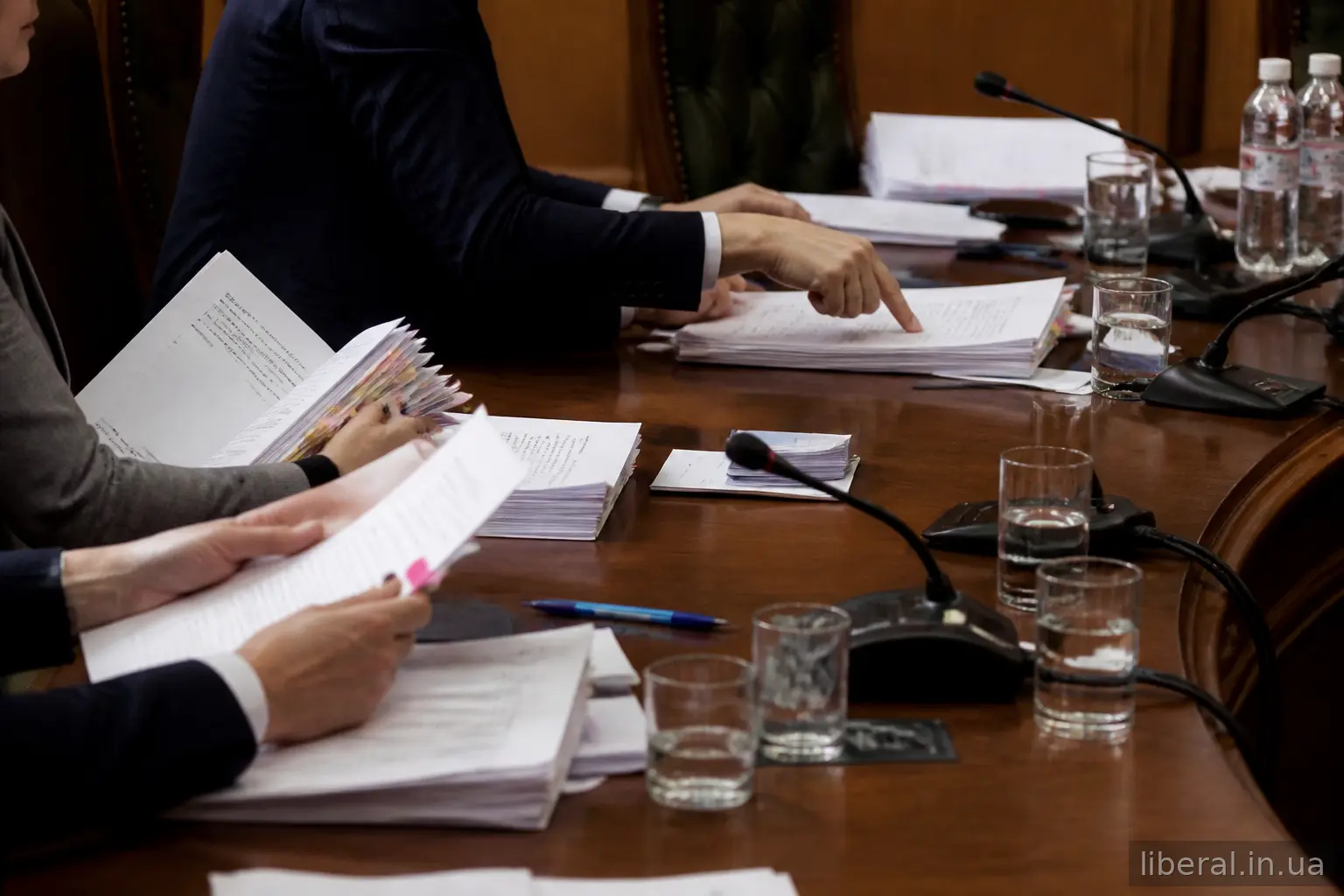 Депутати за столом комітету обговорюють текст законопроєкту
