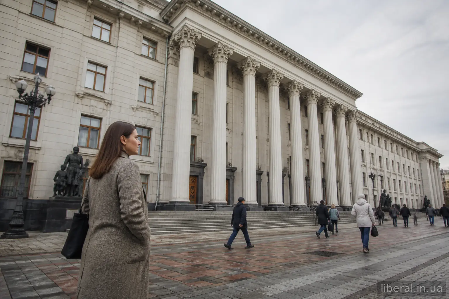 Будівля парламенту з колонами та громадянами на площі перед нею
