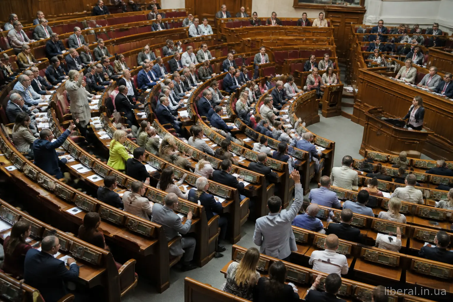 Депутати різних політичних сил під час дебатів у сесійній залі парламенту