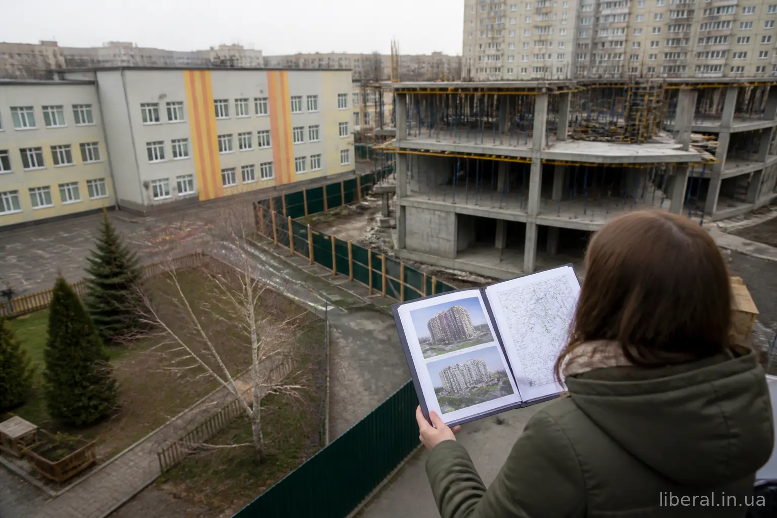 Мешканець звіряє містобудівні документи з реальним будівництвом біля школи