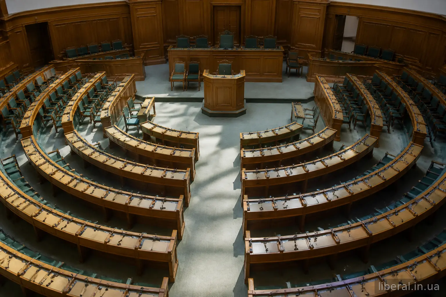 Напівкругла зала парламенту з кріслами депутатів і трибуною