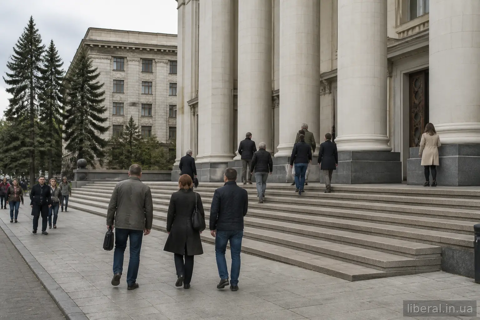 Будівля парламенту з колонами та перехожими на передньому плані