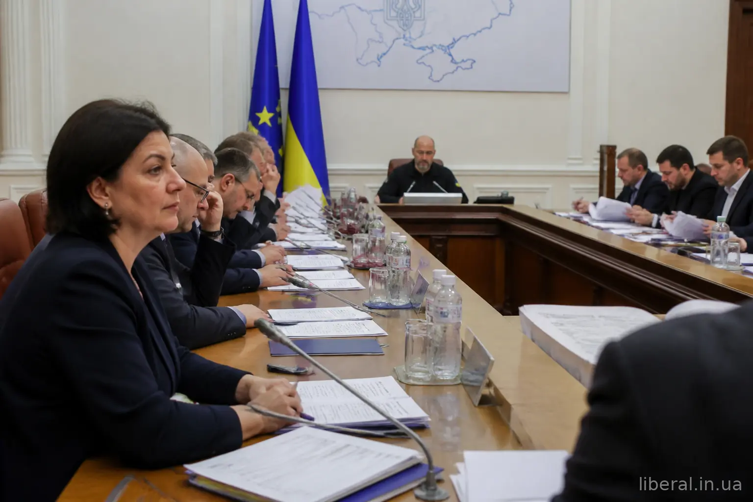 Засідання членів уряду за довгим столом із документами