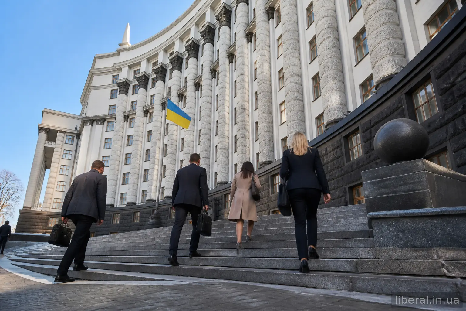 Будівля органу державної влади з колонами та прапором на фасаді