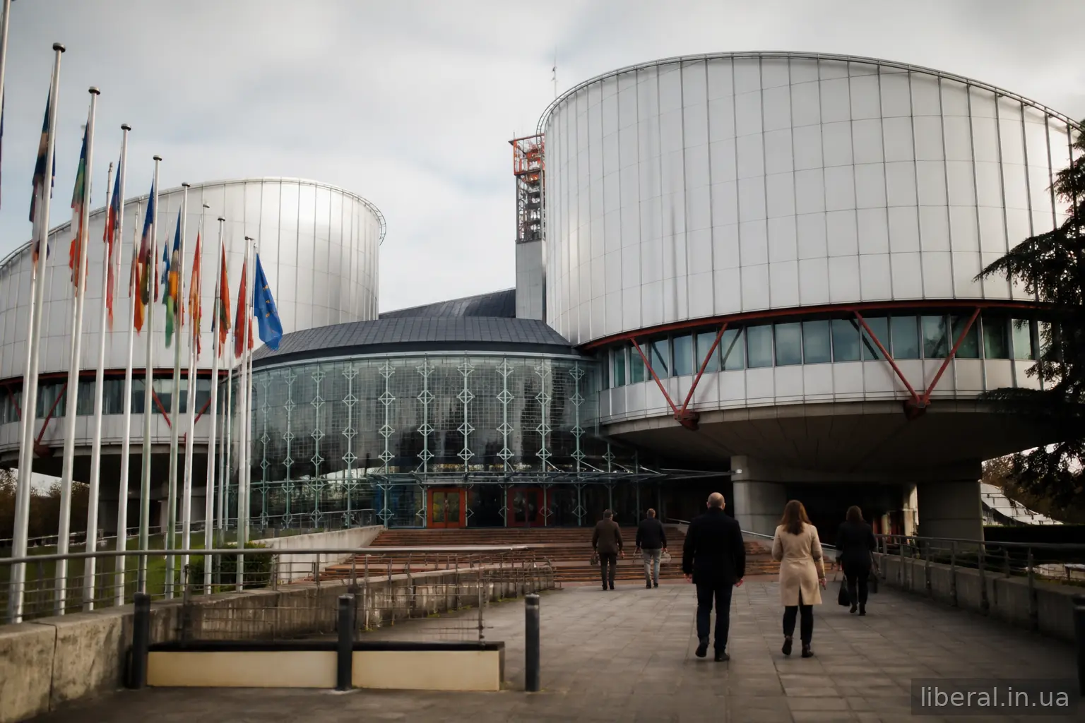 Будівля Європейського суду з прав людини з прапорами країн-учасниць перед входом