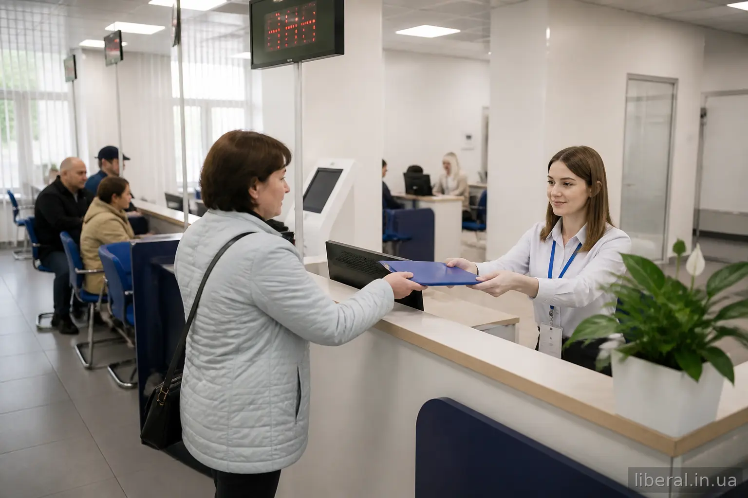 Мешканка отримує документи в центрі надання адміністративних послуг громади