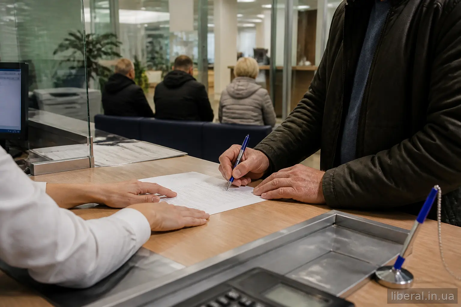 Клієнт оформлює вклад у банку як приклад довіри до фінансової інституції