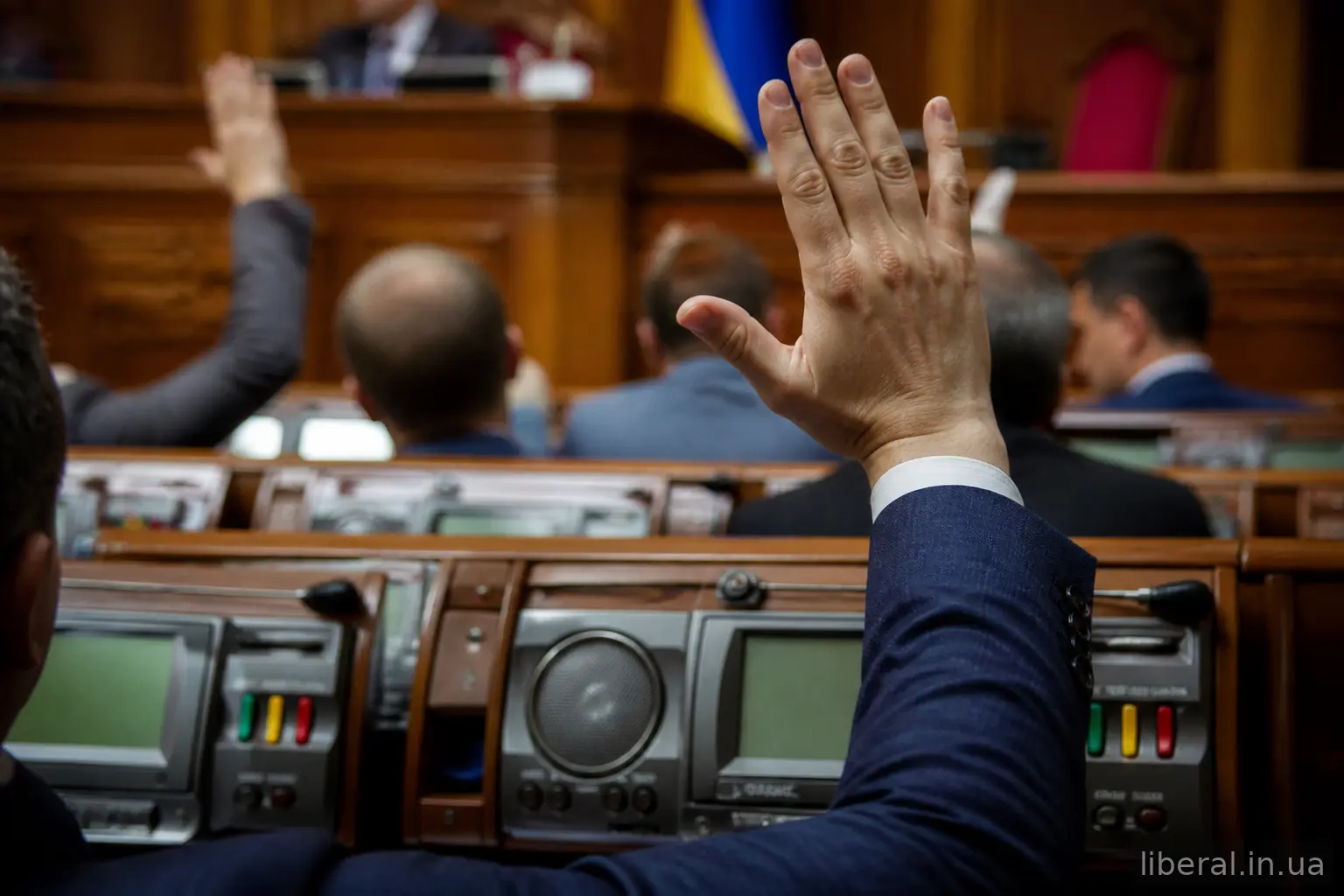 Голосування депутатів у залі парламенту з піднятими руками