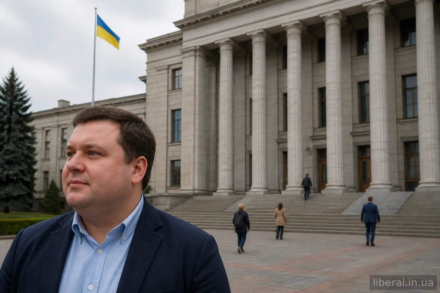 Будівля суду з колонами та прапором України біля входу