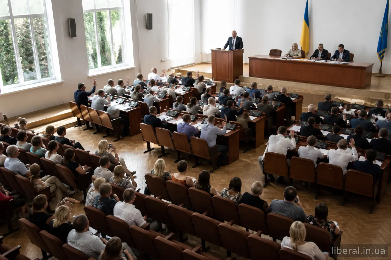 Сесія міської ради під час голосування депутатів