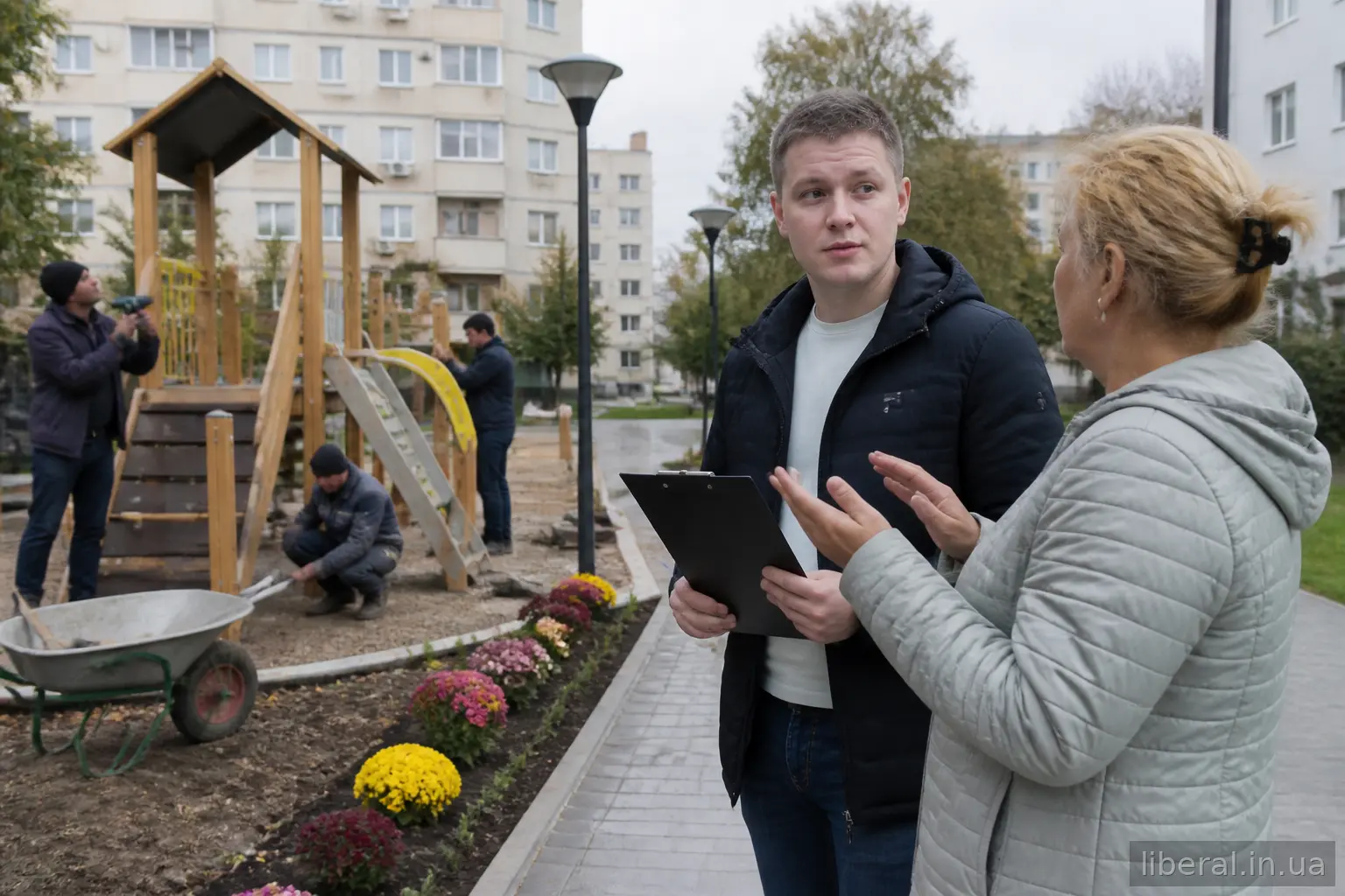 Мешканці громади та працівники облаштовують дитячий майданчик у дворі