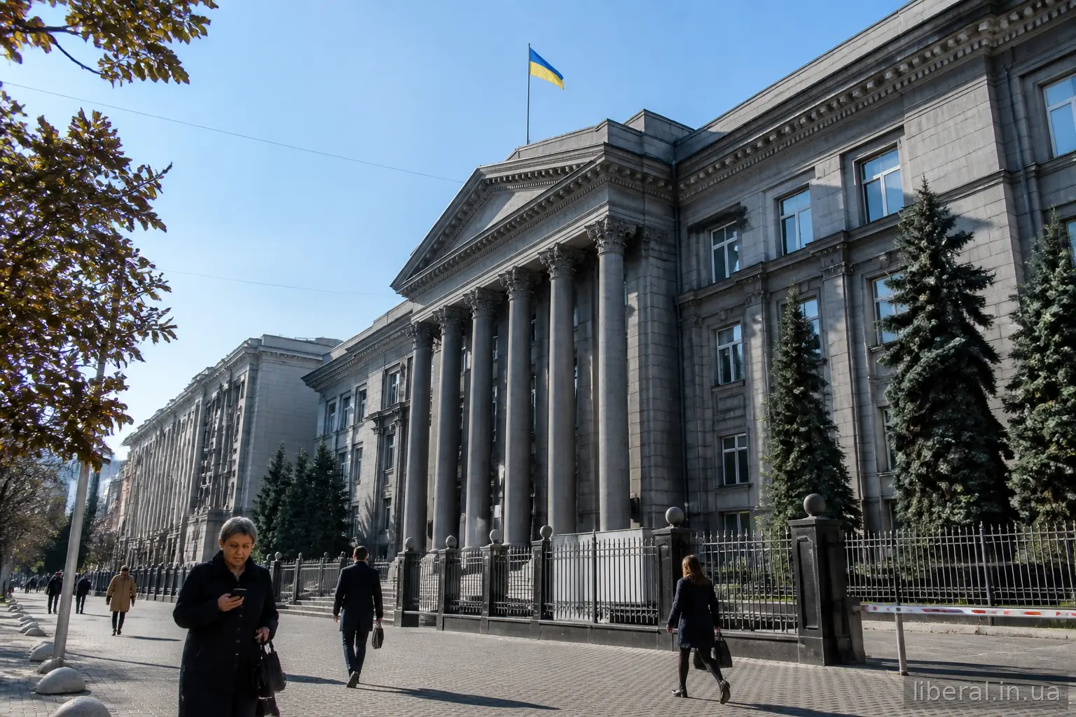 Адміністративна будівля державного органу з прапором України
