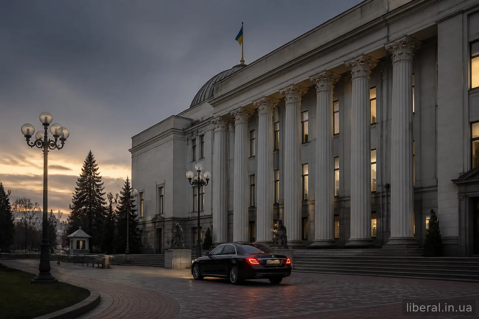 Будівля парламенту з колонами та широкими сходами ввечері