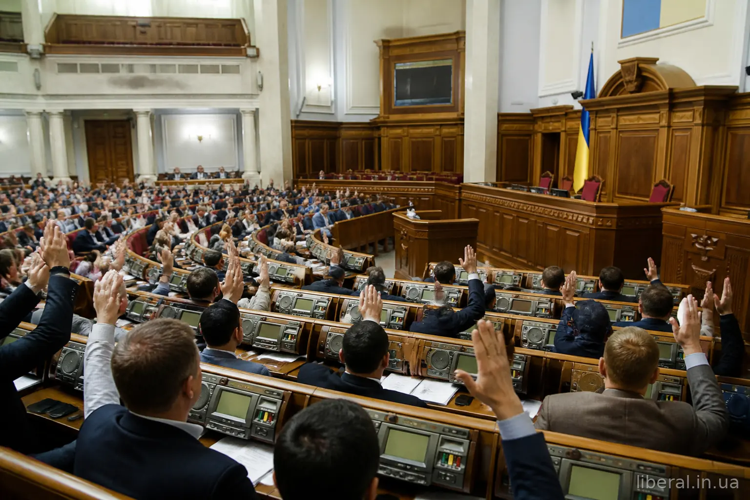 Депутати в сесійній залі парламенту голосують підняттям рук