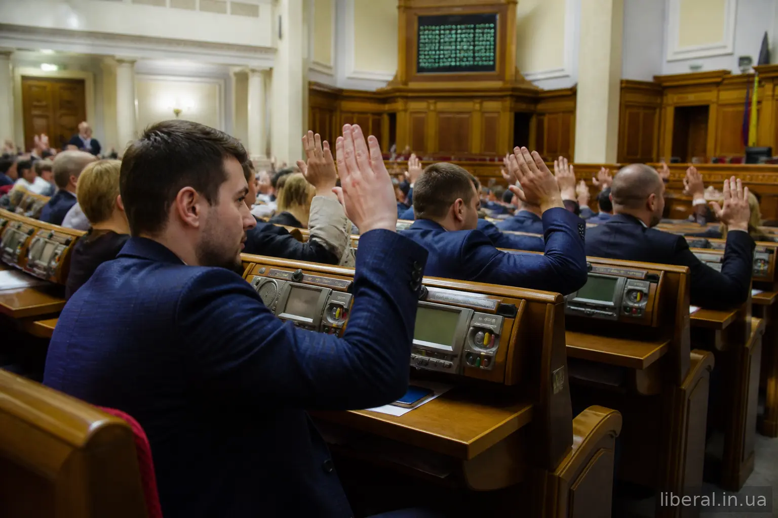 Депутати голосують у сесійній залі парламенту